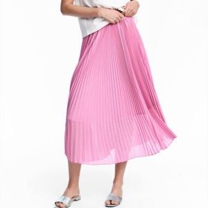 Pleated pink skirt